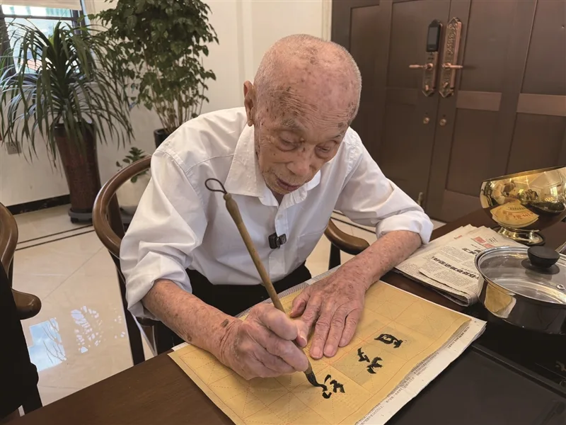 101岁阿公能记50来个手机号 他把长寿归功于7个要素