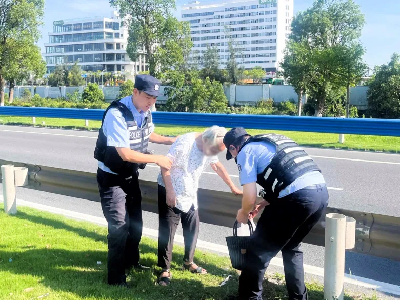 九旬老人被困绿化带 民警护送平安归家
