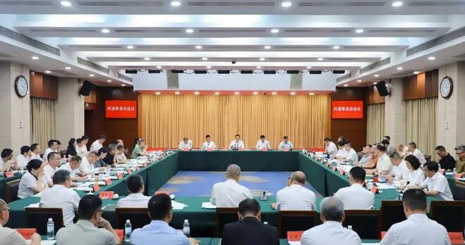 鹿城区委书记张崇波主持召开区委常委会会议