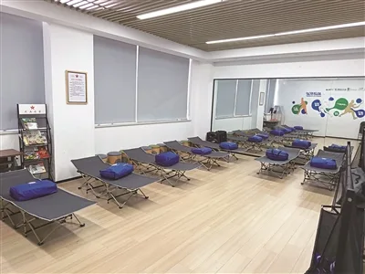 巴士专车接送、三餐热食供应、用电专区增设……避灾安置点筹备“细”处见温情