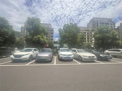 走访龙湾、平阳两处城区道路，看机动车停放背后的文明细节