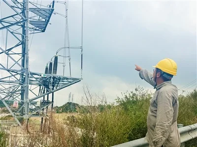 40℃高温下的“精准维修” 输电运检员守护海岛电网安全