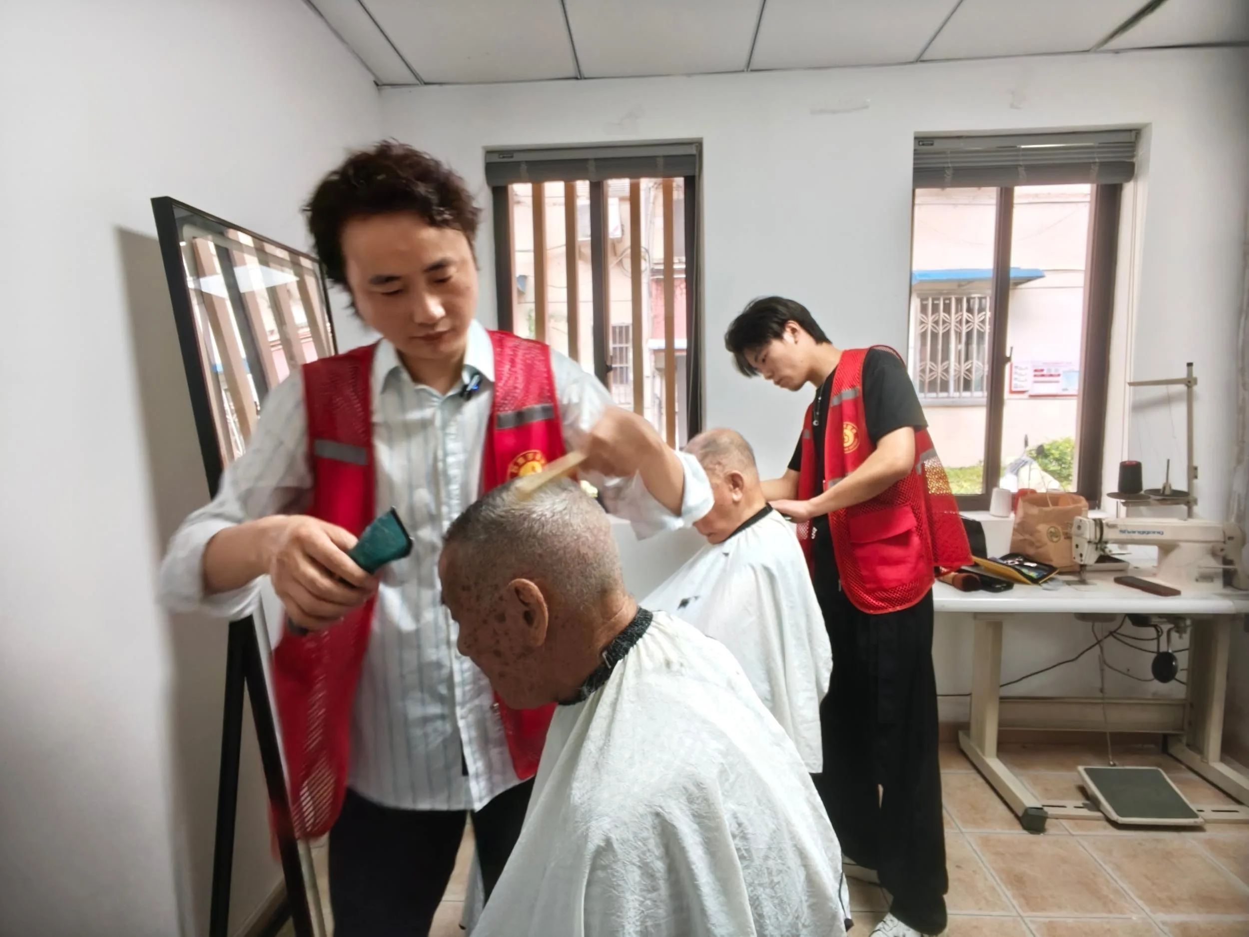 十八年，超万人次，隔周周二不见不散！温州这间社区理发屋，有个“雷打不动”的温暖约定