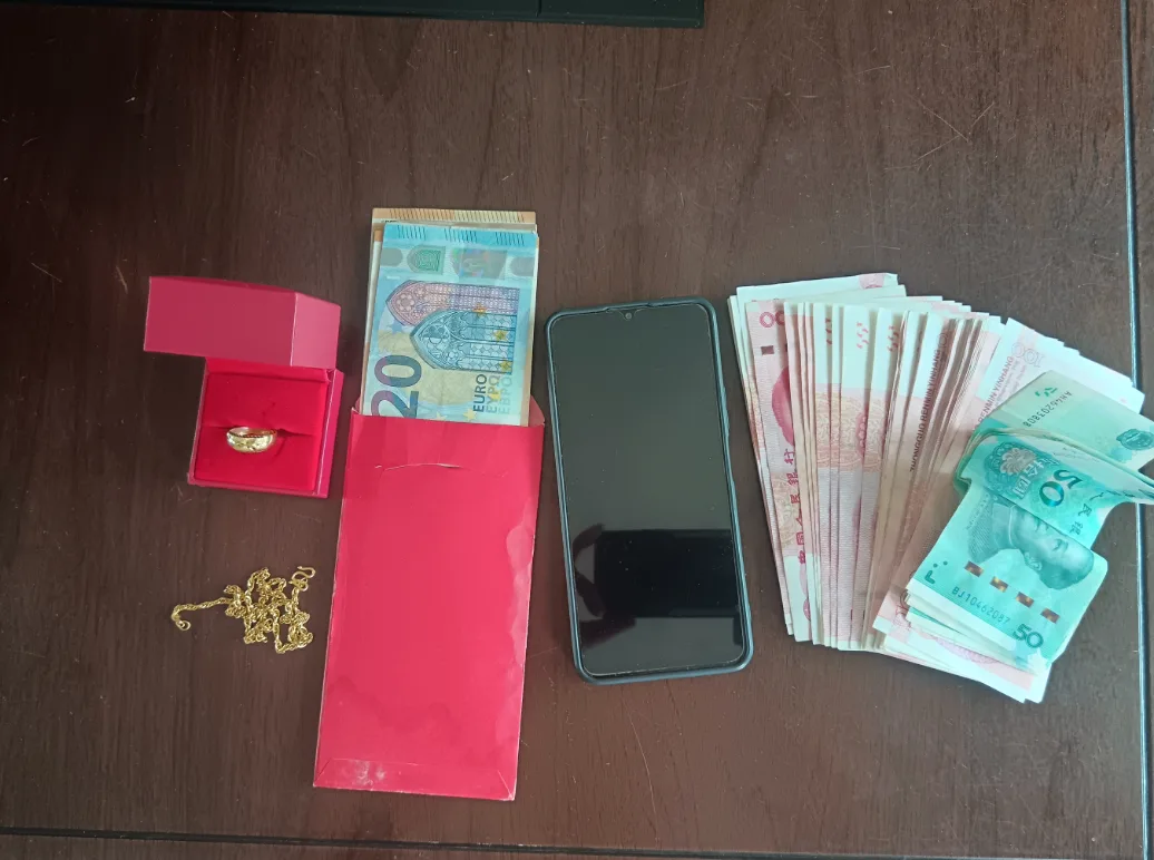 温州瑞安：价值4万元物品遗落公交车 公交车司机火速归还失主