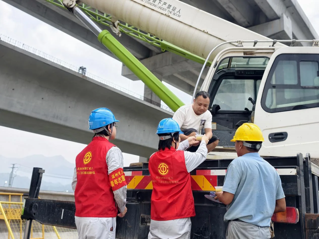 夏送清凉，瓯海供电为户外劳动者撑起“遮阳伞”