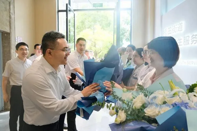 致敬医者仁心 瓯海区委书记刘云峰等开展医师节慰问活动
