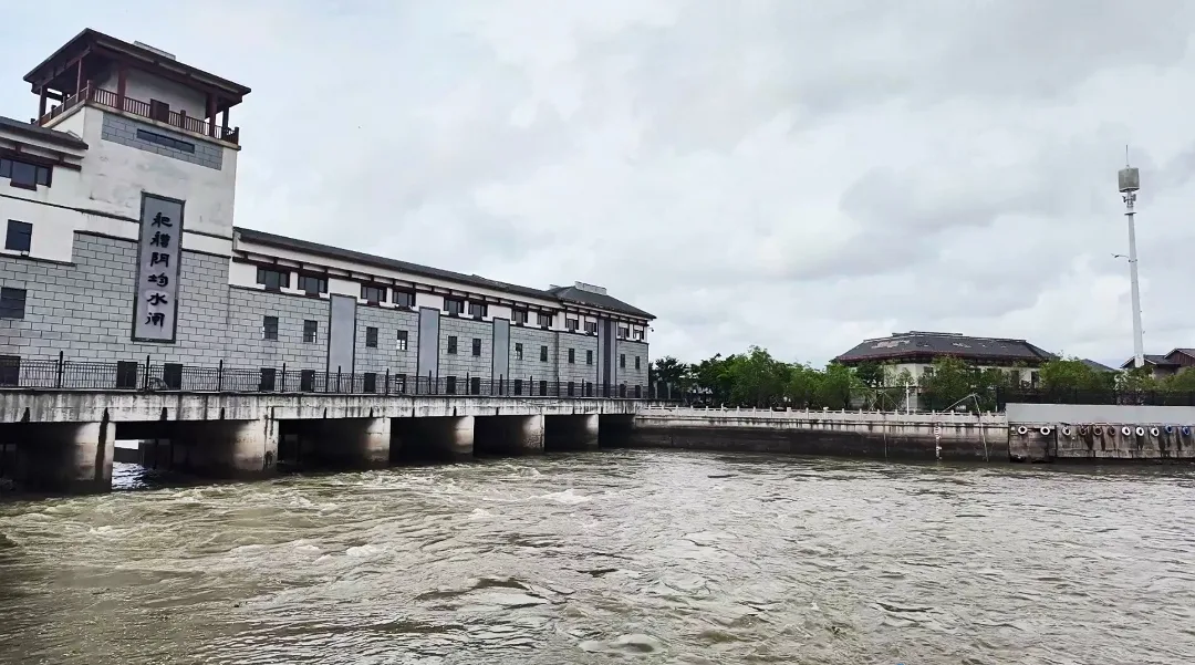 七孔全开 龙港舥艚水闸抢排预泄腾库容