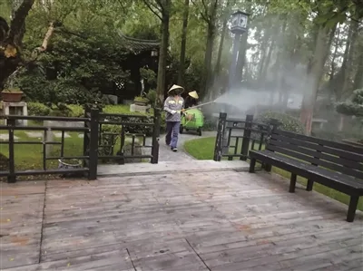 清积水灭蚊虫防传染病 温州市区公园筑牢蚊媒传染病防控防线