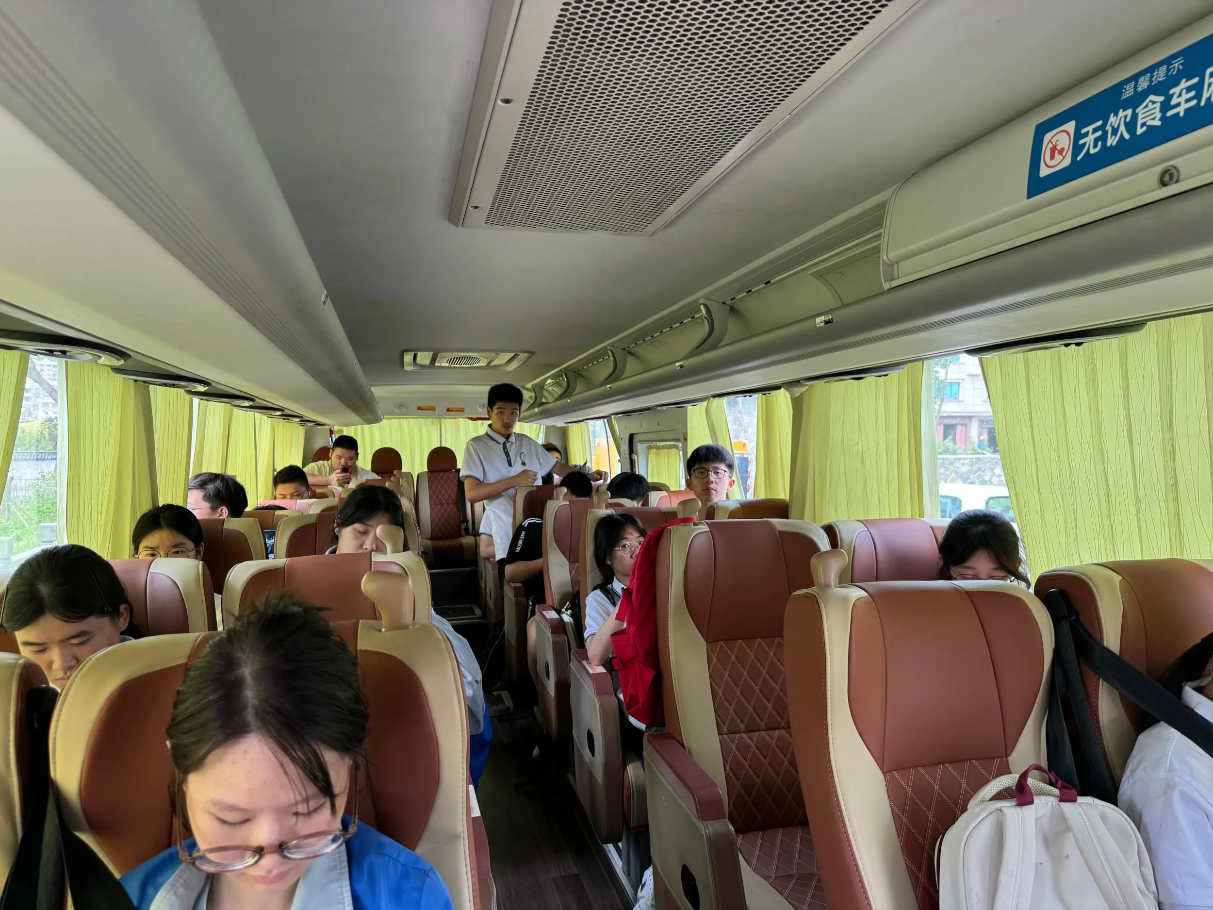 台风“沙德尔”临近 这趟“求知专线”提前把182名学生送回家 - 配图3