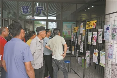招聘信息成了 “定心丸” 丰门街道避灾点内开设“零工市场”