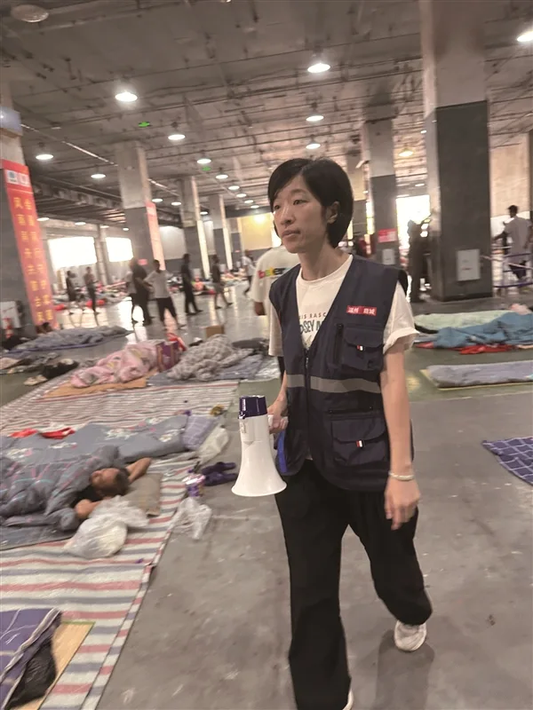 单日全场巡查20余次，行走里程超3万步 前一天她连续值守17个小时凌晨才回的家