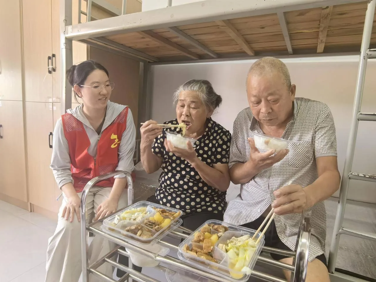 “00后”当起“寝室长”，把山区老人的台风天过成了“度假”