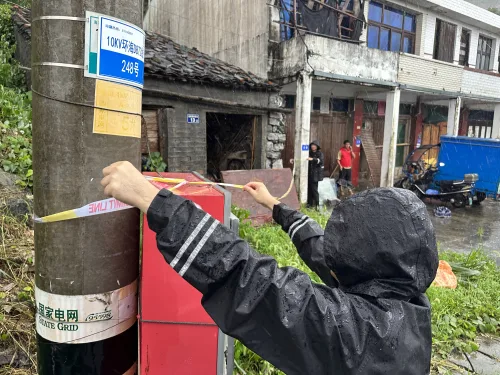 苍南一排民房后山塌方，暴雨后须谨防地质灾害