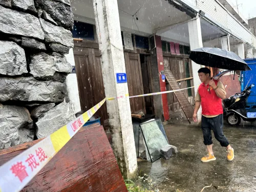 苍南一排民房后山塌方，暴雨后须谨防地质灾害 - 配图2