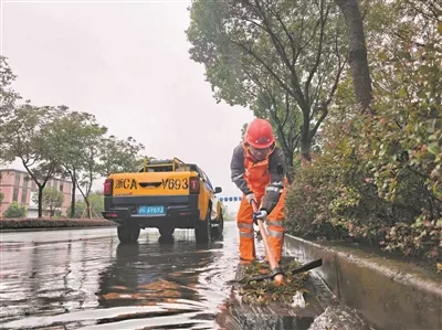 风雨里，城市排水“橙”色护航