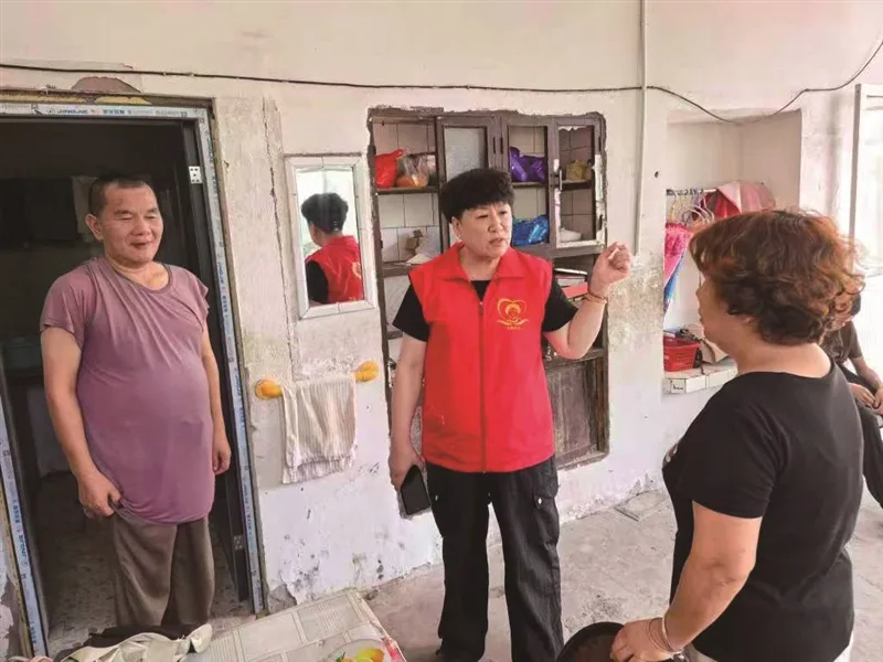 风雨中的“最后一道防线” 返聘“张大姐”的24小时抗台轨迹