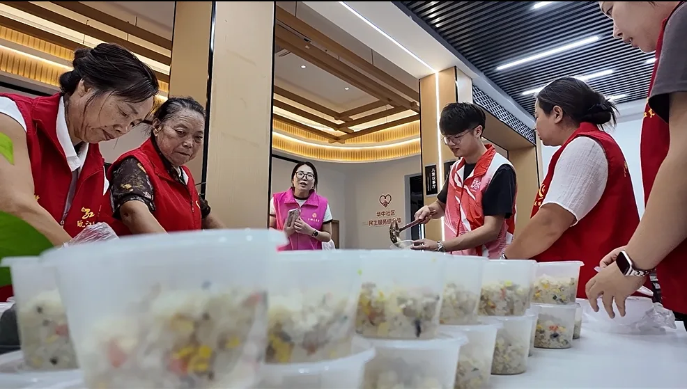 从“被安置”到“主动帮” 龙港安置点飘出家常味 - 配图2