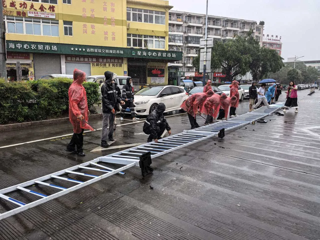 “小哥”志愿者走街串巷找隐患 龙湾动员各方力量做好防御工作