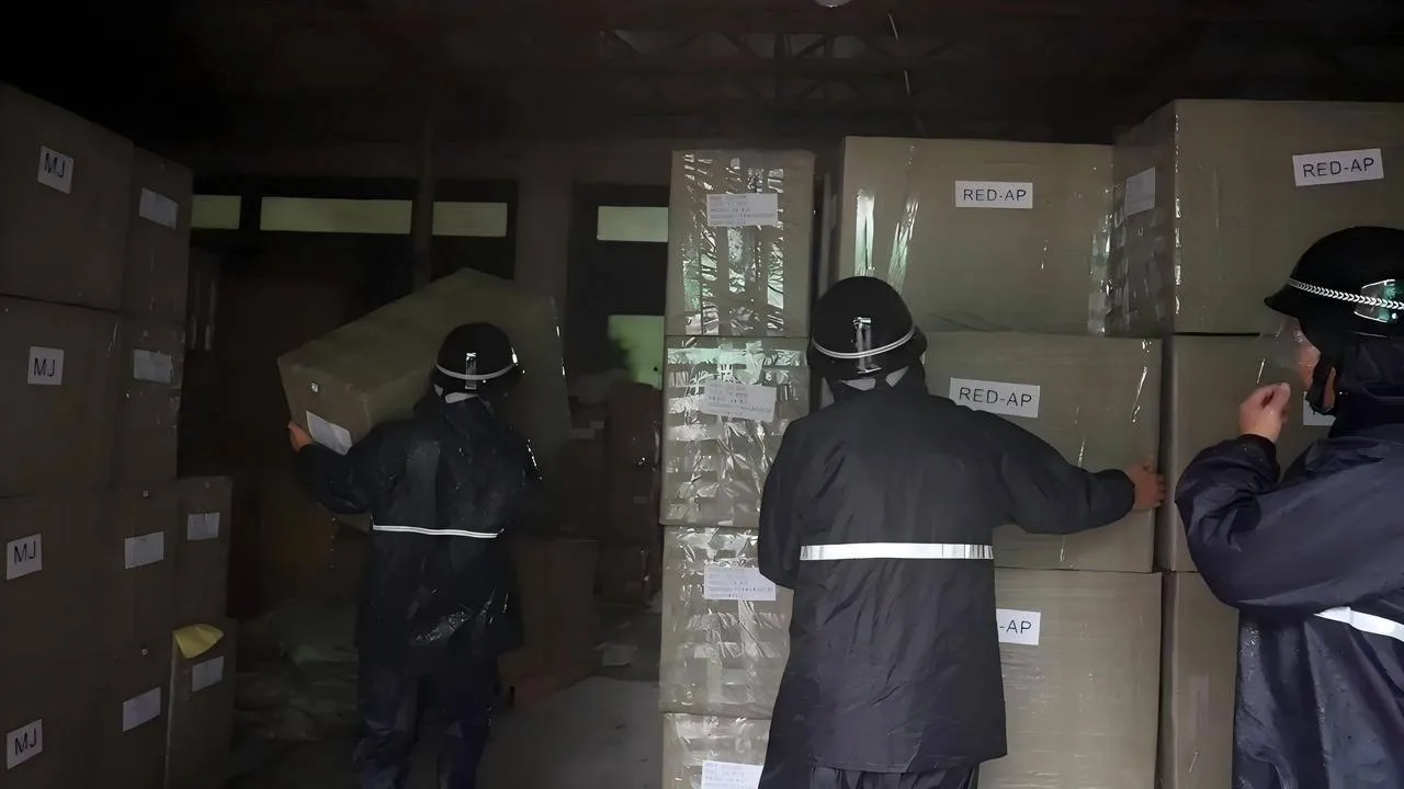“快快快，大家一起搬” 瑞安巡村干部“救”下价值10多万元订单
