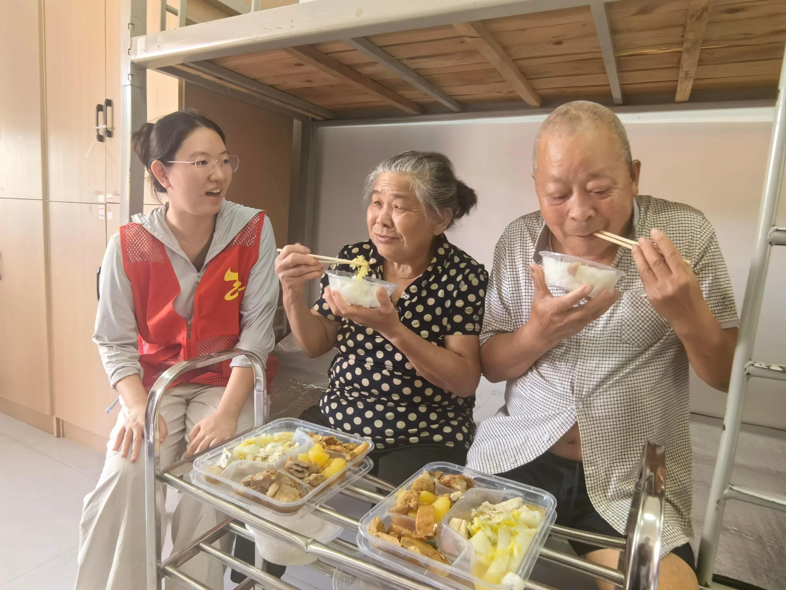 “00后”乡干部遇上80岁老党员，芳庄安置点“两代”寝室长的双向奔赴 - 配图2