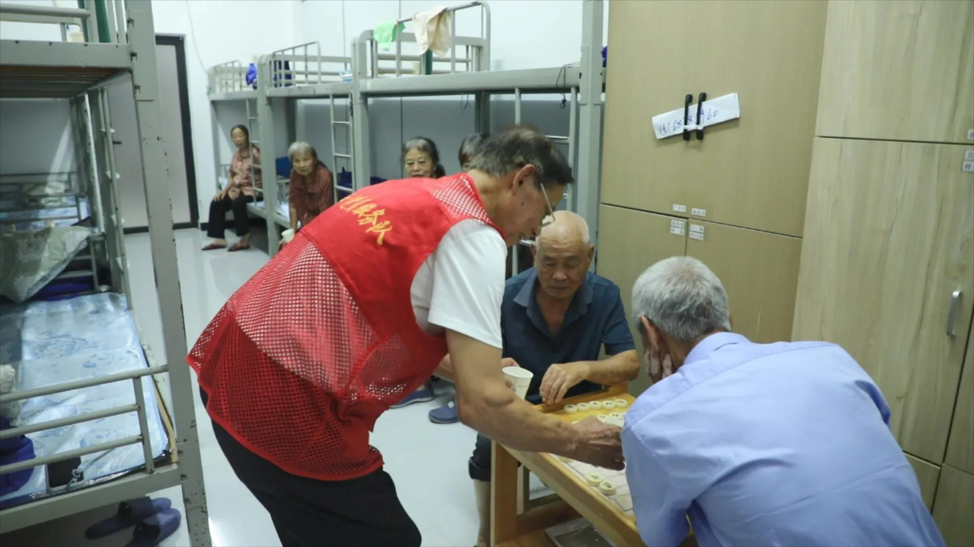 “00后”乡干部遇上80岁老党员，芳庄安置点“两代”寝室长的双向奔赴 - 配图3
