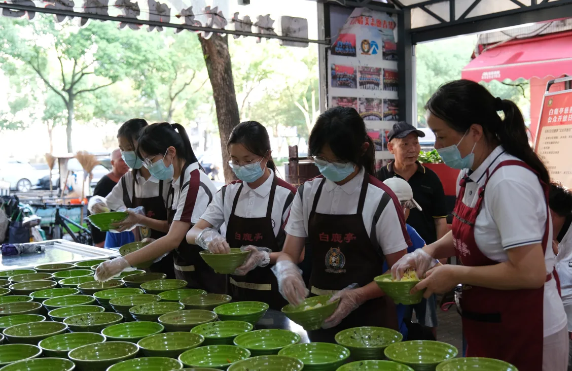 温州学子走进慈善地标 当起志愿者
