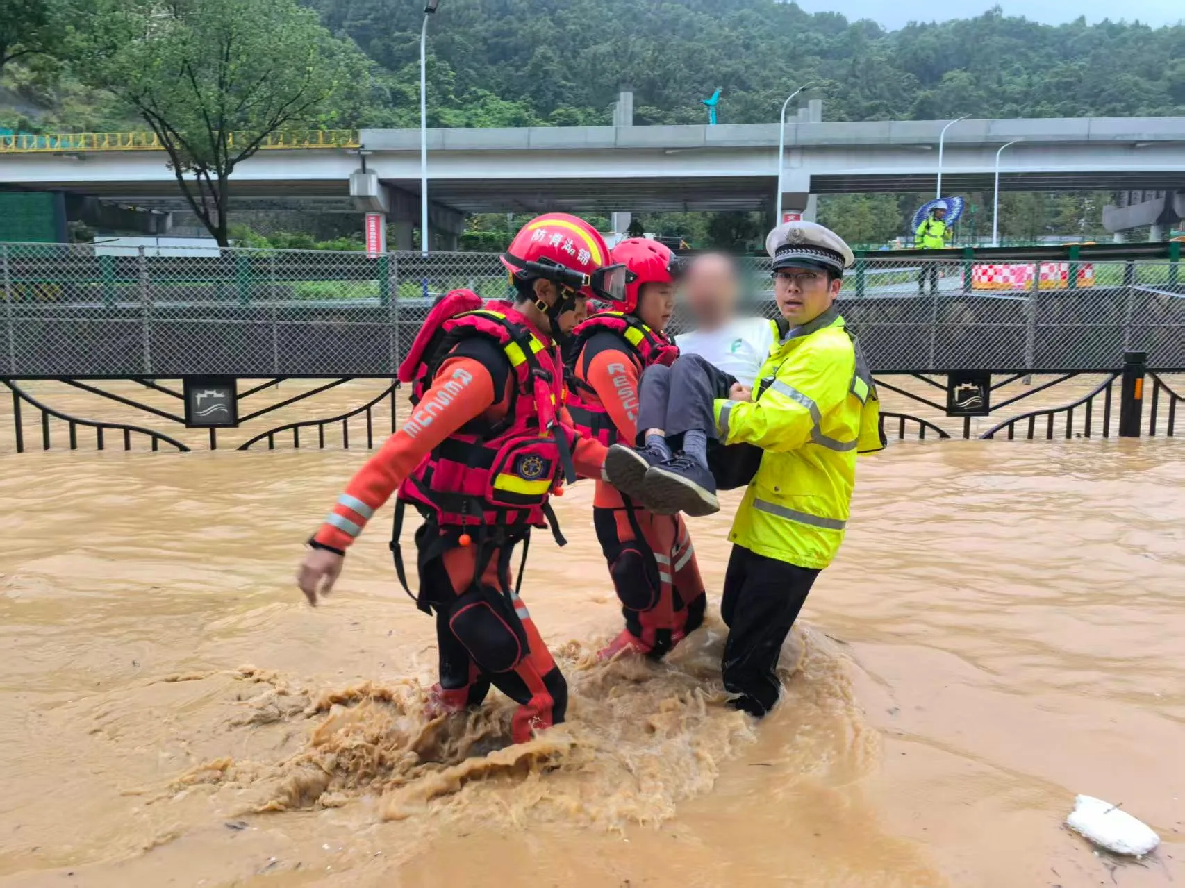 暴雨引发多处内涝 瑞安消防救援转移多名被困群众