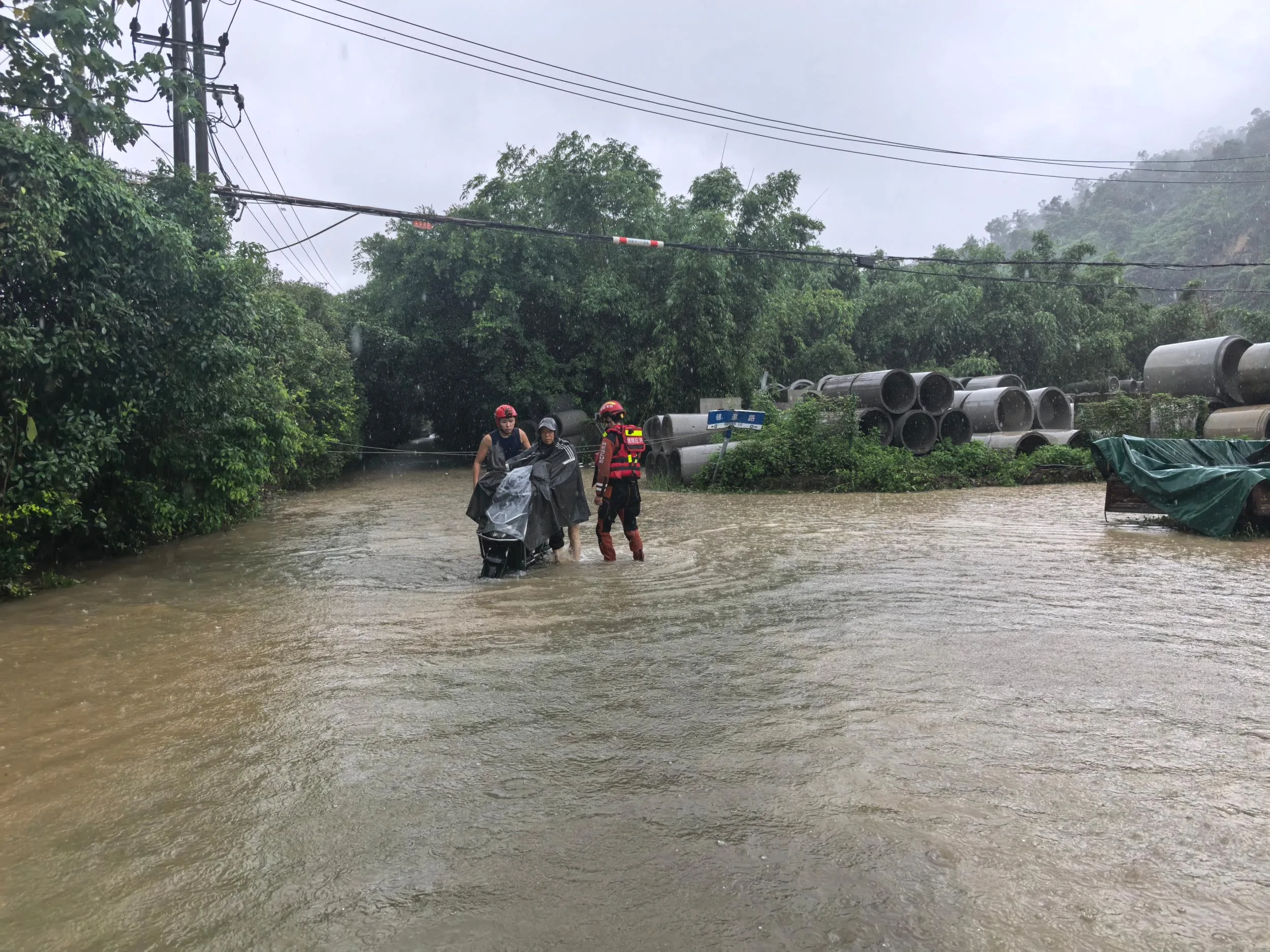 暴雨引发多处内涝 瑞安消防救援转移多名被困群众 - 配图2