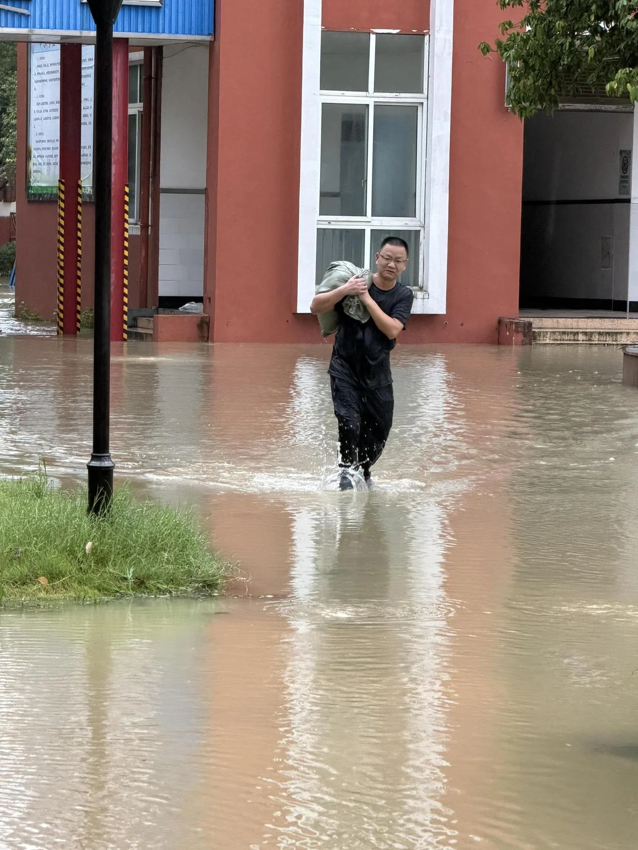 “蹚水”两小时为被困学生送包子糯米饭