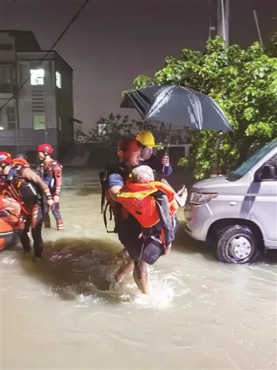 记者在平阳麻步直击抢险救援：大雨滂沱，有他们在就安全 - 配图3