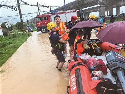 记者在平阳麻步直击抢险救援：大雨滂沱，有他们在就安全 - 配图4