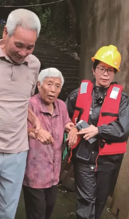 转移居民的一天里 她接打了127个电话
