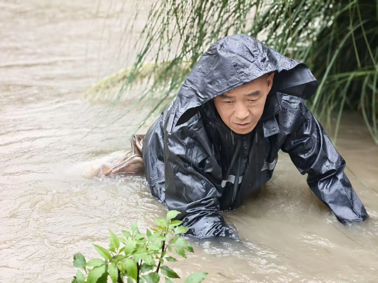 “泄洪口堵不得，早通1秒就少分风险”文成干部扎进齐胸洪水