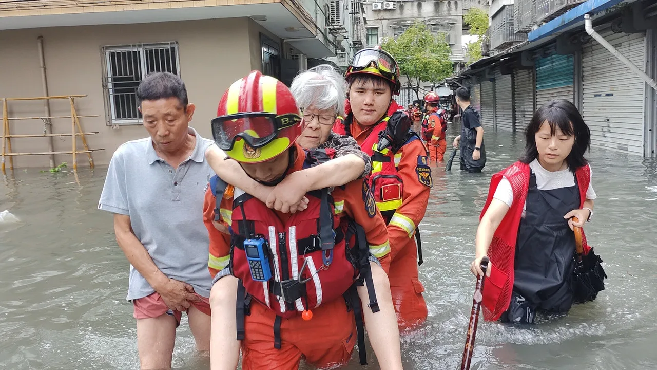 昼夜奋战守护平安 温州消防力量在多地抢险救援转移群众 - 配图3