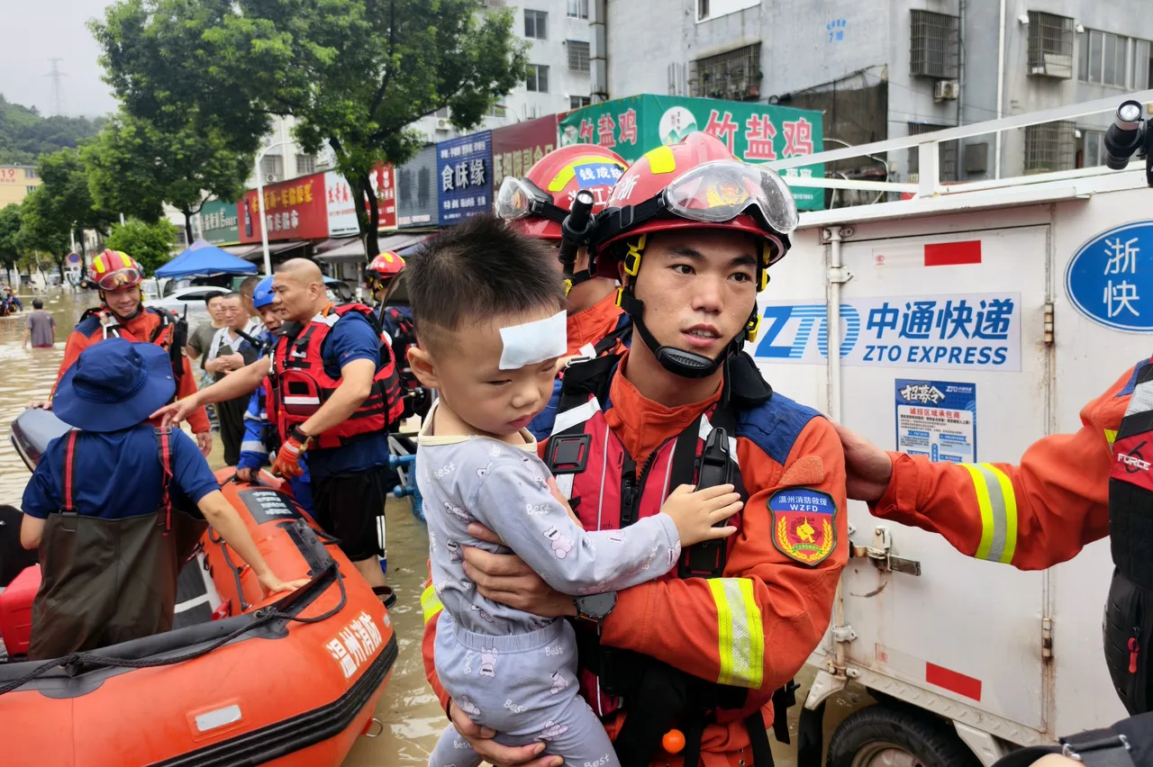 昼夜奋战守护平安 温州消防力量在多地抢险救援转移群众 - 配图5