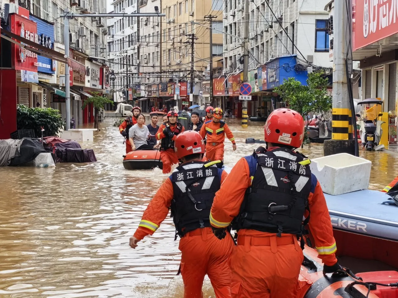 昼夜奋战守护平安 温州消防力量在多地抢险救援转移群众 - 配图7