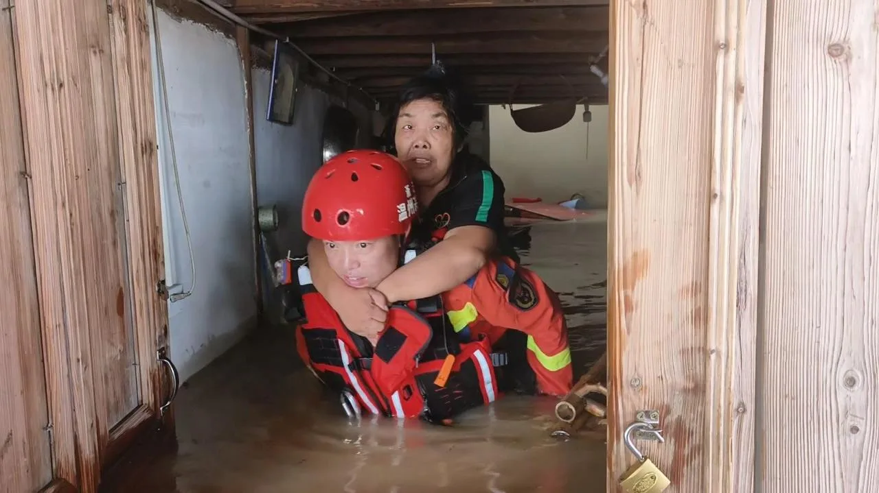 昼夜奋战守护平安 温州消防力量在多地抢险救援转移群众 - 配图8