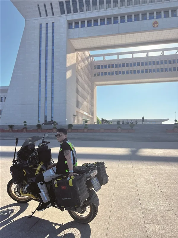 龙舟催发、机车远行、板球回响 邓建义：“爱好”铺就归乡路 - 配图3
