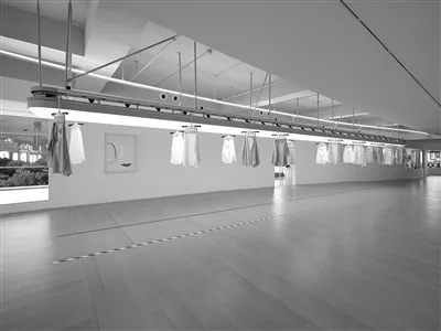 弘美术馆双个展启幕 展厅里造了一座“码头”一条“流水线”