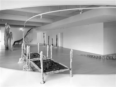 弘美术馆双个展启幕 展厅里造了一座“码头”一条“流水线” - 配图2