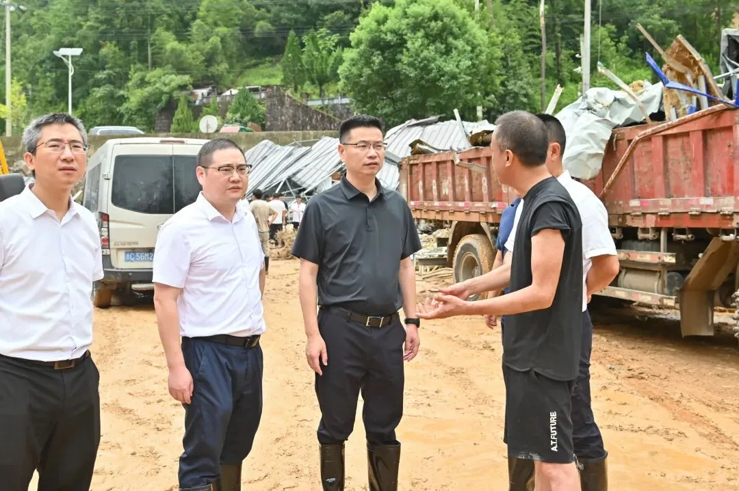 文成县委书记杨德听检查督导强降雨灾后恢复工作