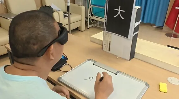 温籍科学家研究新突破 全球首例半侵入式视网膜脑机接口手术成功