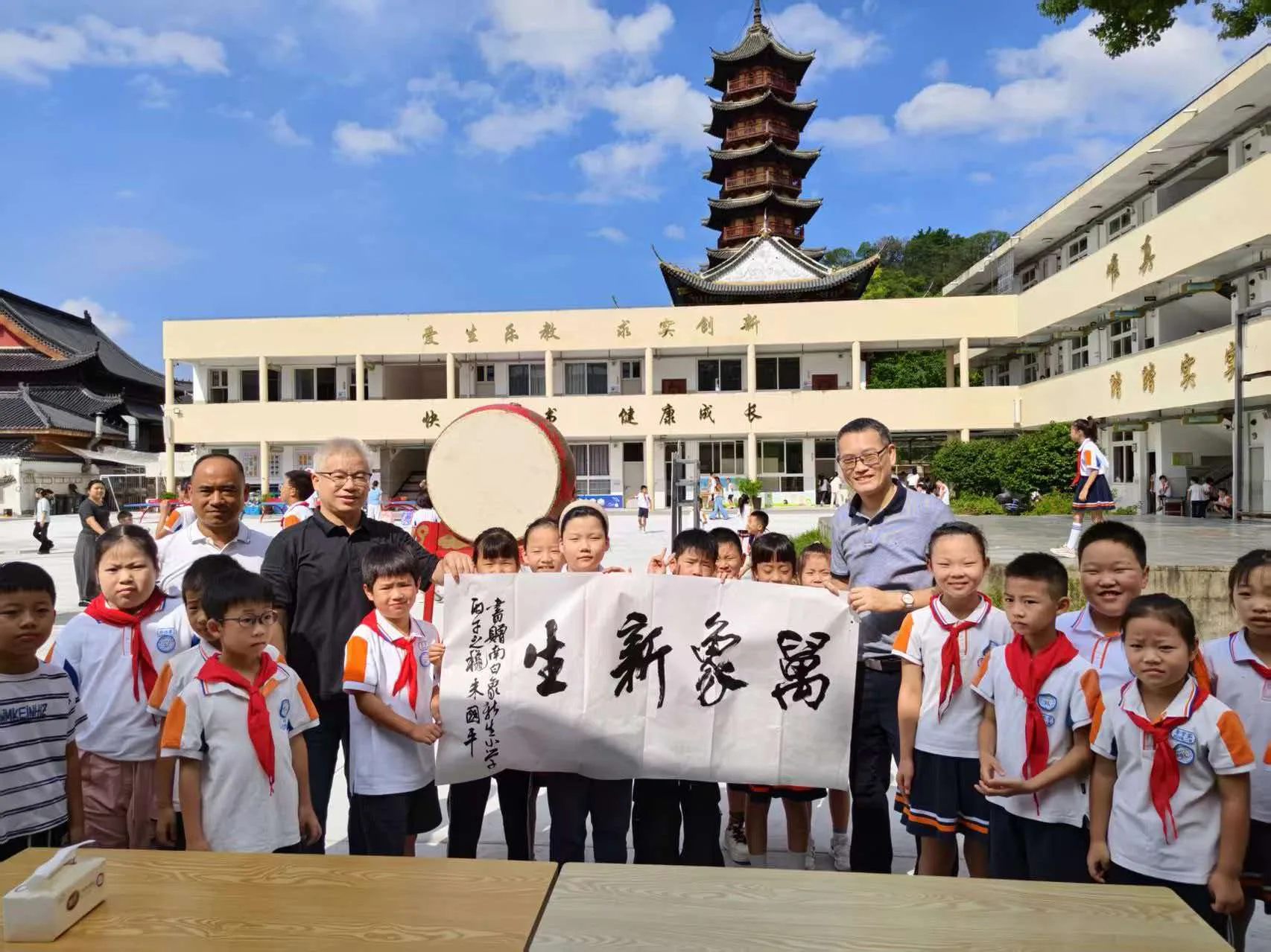 新校门迎新！大学教授走进瓯海新居民学校书赠“开学礼”
