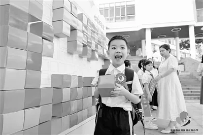 首批“20后”入学，学生名字更中性