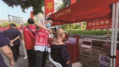 鹿城公益慈善嘉年华火热开场 35支义工队60个摊位送服务传温情