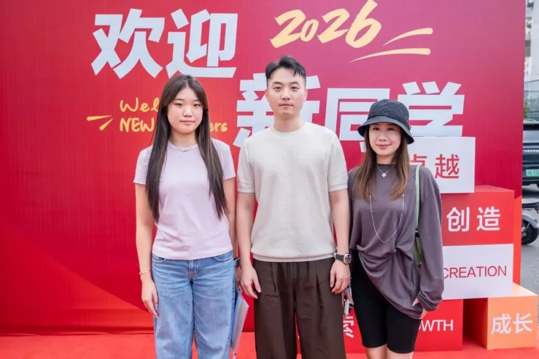 一家三位校友同框！罗震携妻返校送妹，续写温商院情缘