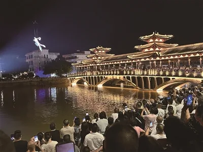 “天女散花”点亮古镇之夜 上万游客赴桥墩瓯式月饼文旅之约