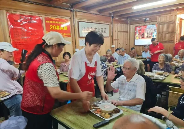 为50位老人送上“暖心饭”！红日亭义工队走进永嘉芙蓉村