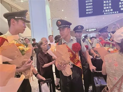 温州迎来退役士兵返乡 让老兵第一眼就看到家乡的等待