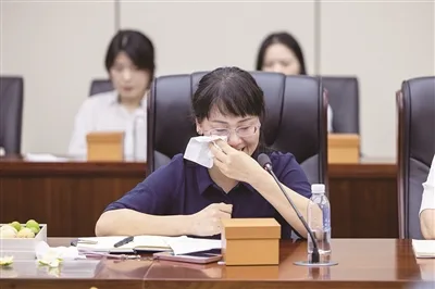 每一枚奖章都独一无二 这份教师节“心意”让老师红了眼圈